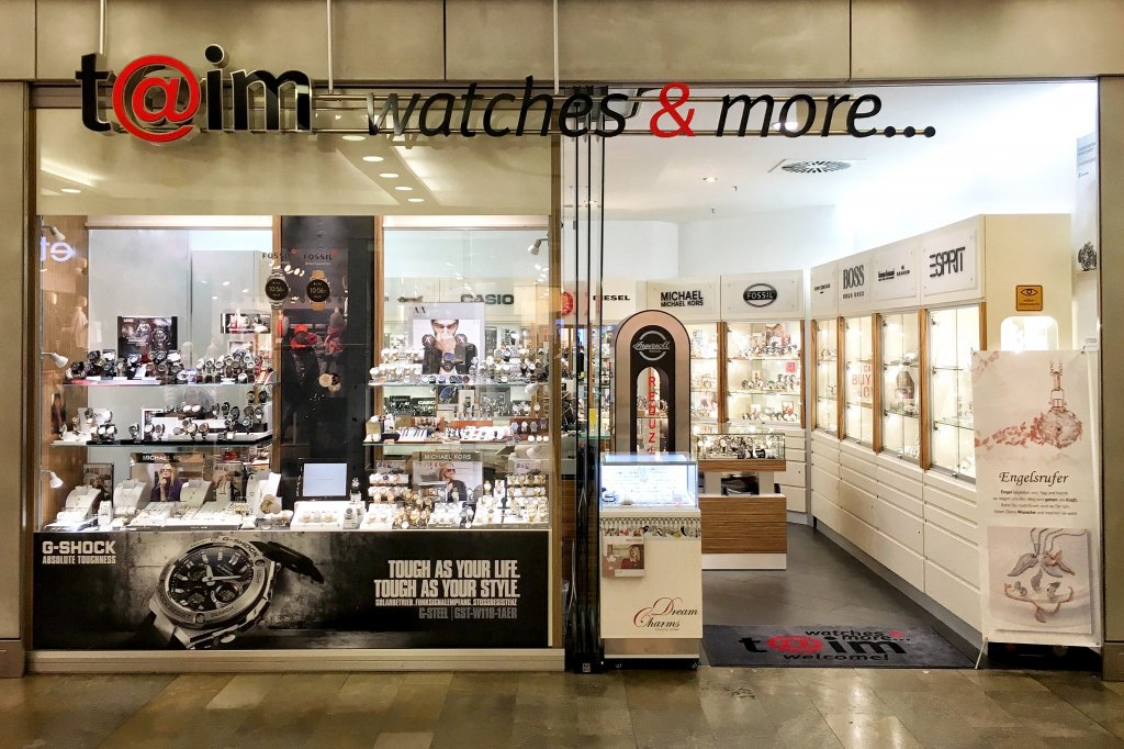 Schaufenster und Eingang des t@im Uhrengeschäfts